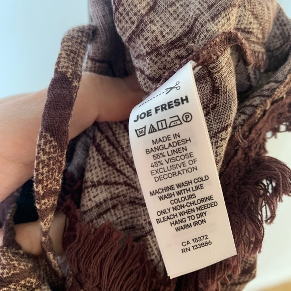 Joe Fresh tropical flowy top (xs but fits like small) - Picture 3 of 4